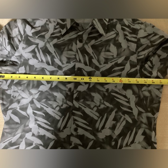 Lululemon Short Sleeve Shirt. M - Picture 4 of 4